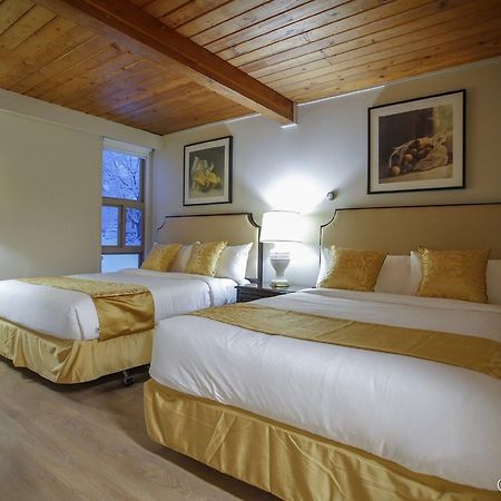 Grizz Hotel Revelstoke Esterno foto