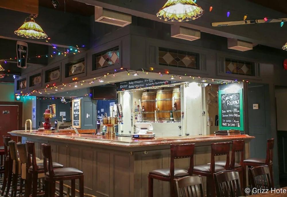 Grizz Hotel Revelstoke Esterno foto