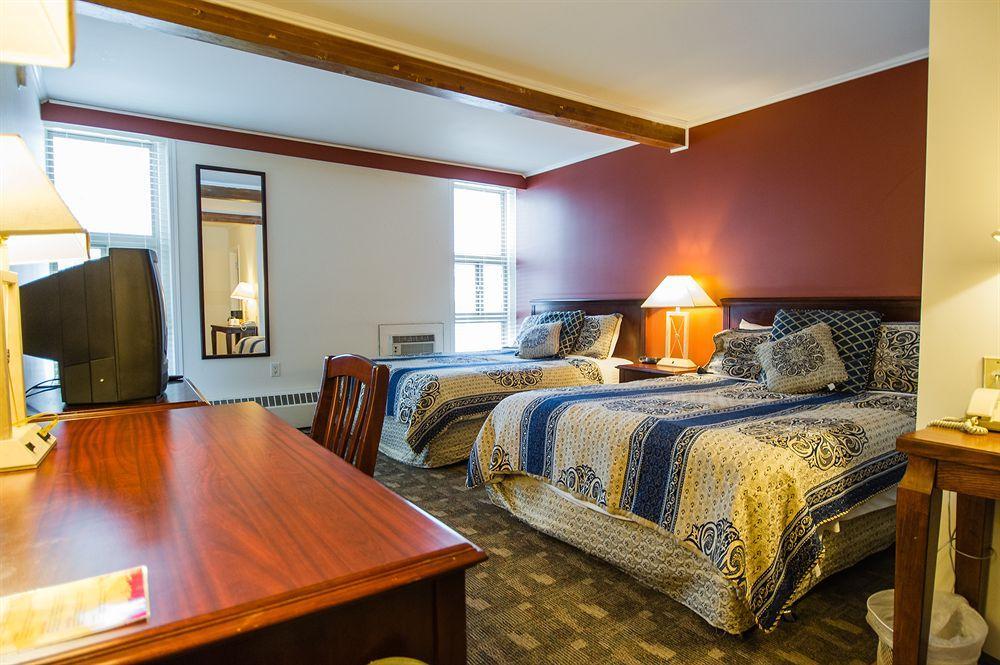 Grizz Hotel Revelstoke Esterno foto