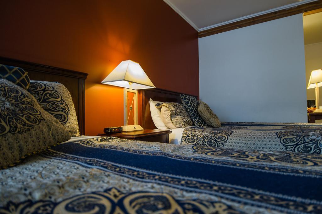 Grizz Hotel Revelstoke Esterno foto