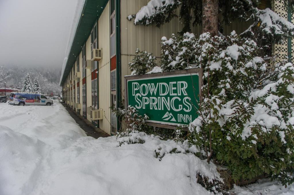 Grizz Hotel Revelstoke Esterno foto