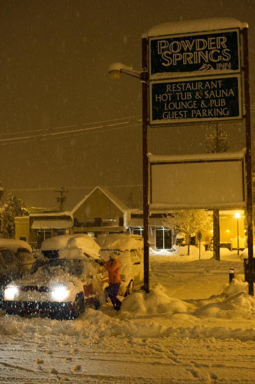 Grizz Hotel Revelstoke Esterno foto