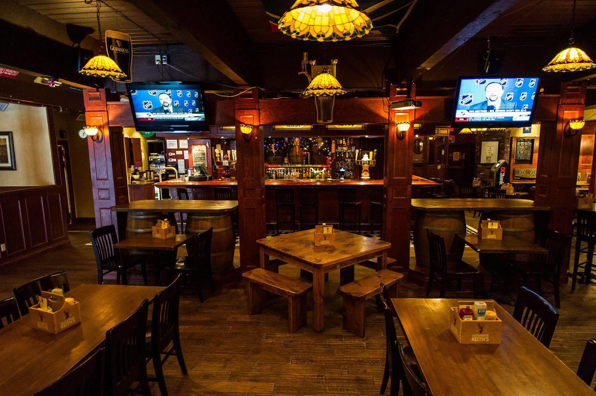 Grizz Hotel Revelstoke Esterno foto