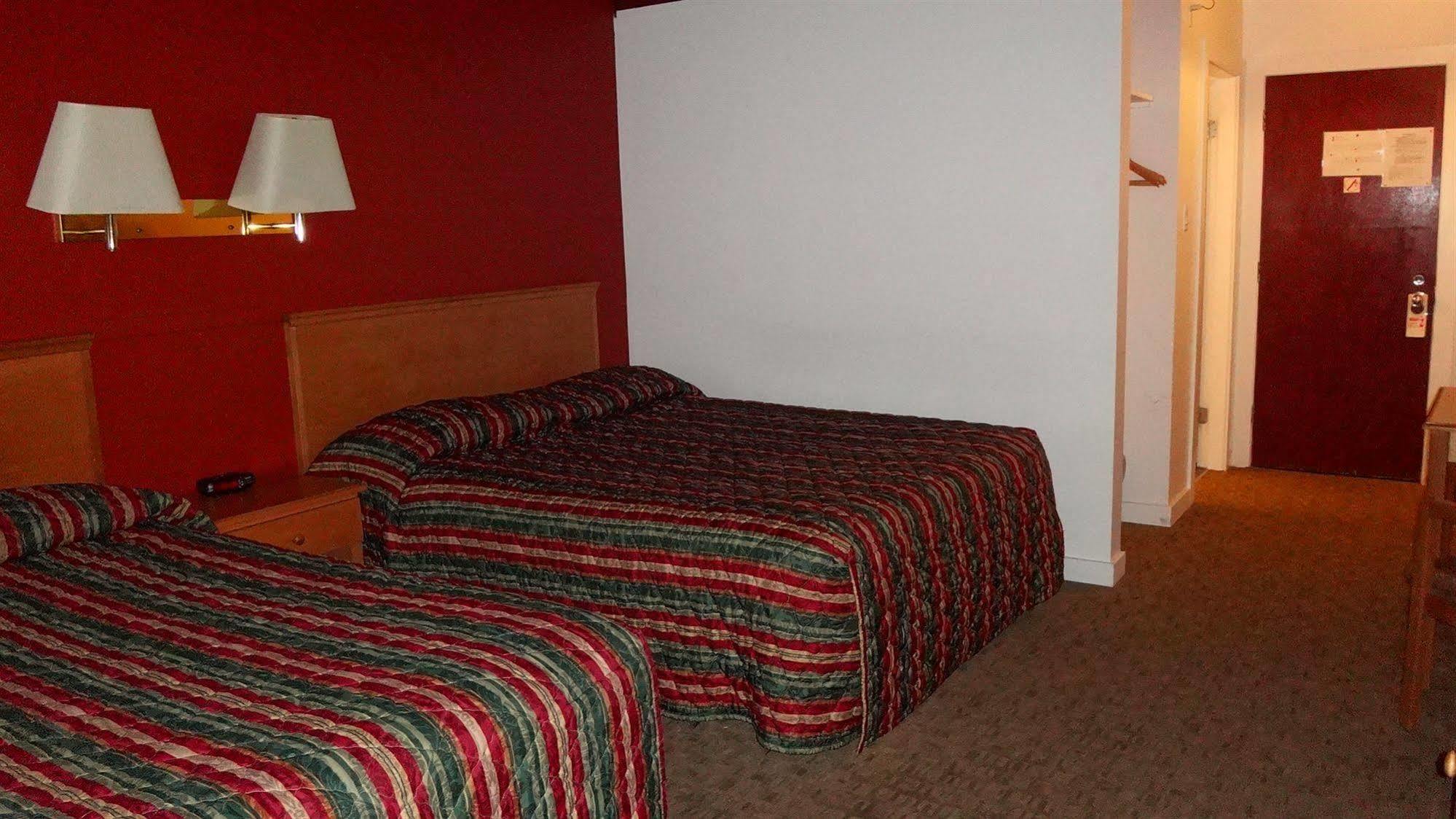 Grizz Hotel Revelstoke Esterno foto