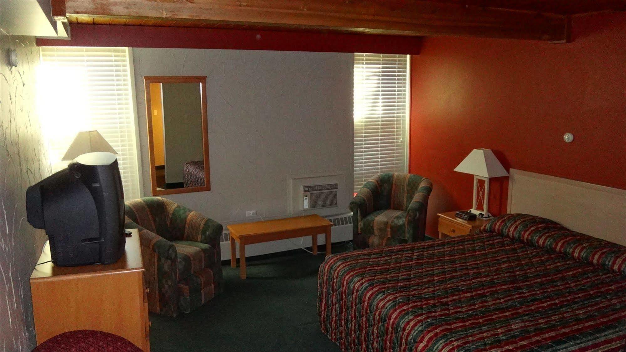 Grizz Hotel Revelstoke Esterno foto