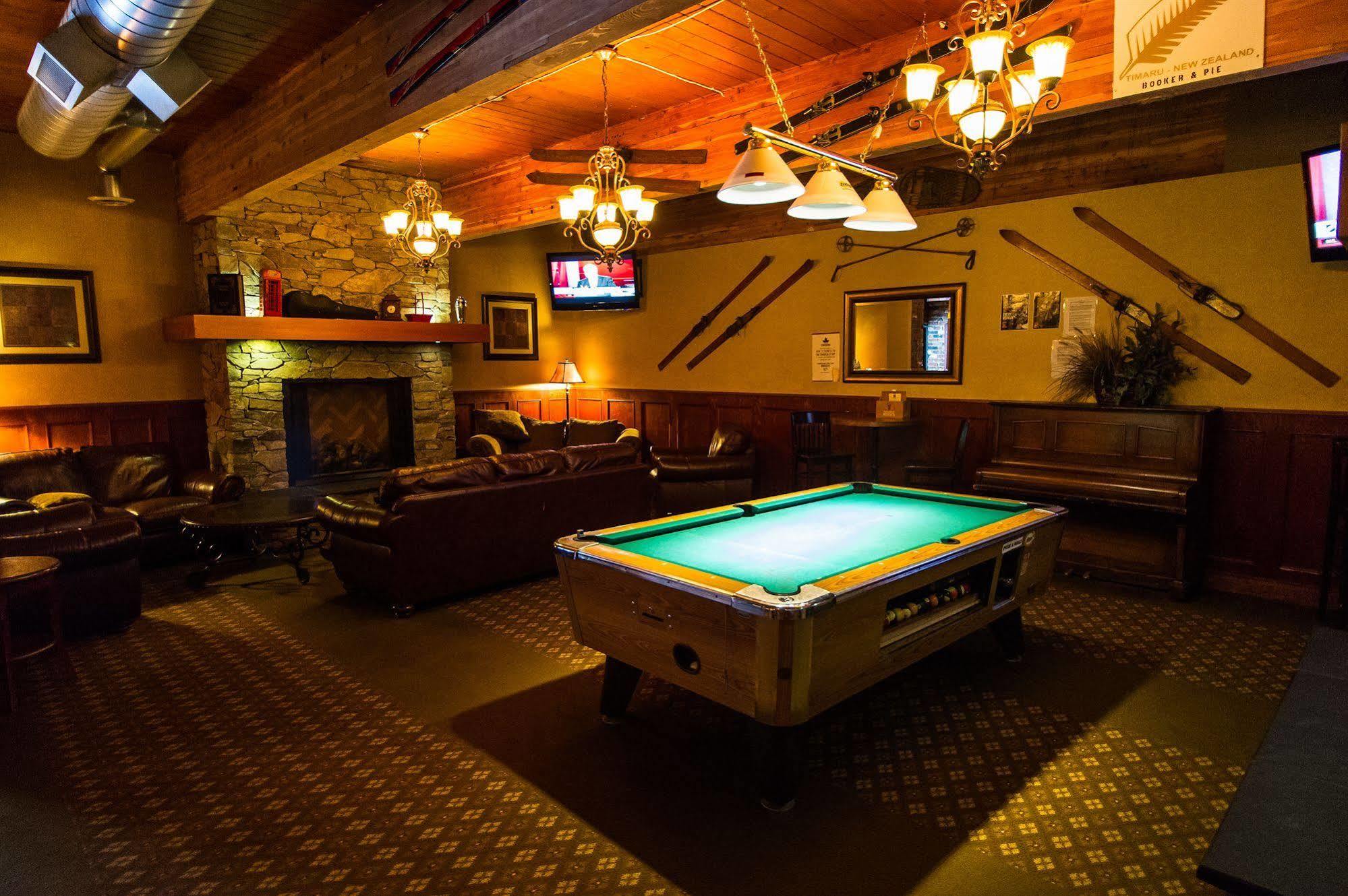 Grizz Hotel Revelstoke Esterno foto