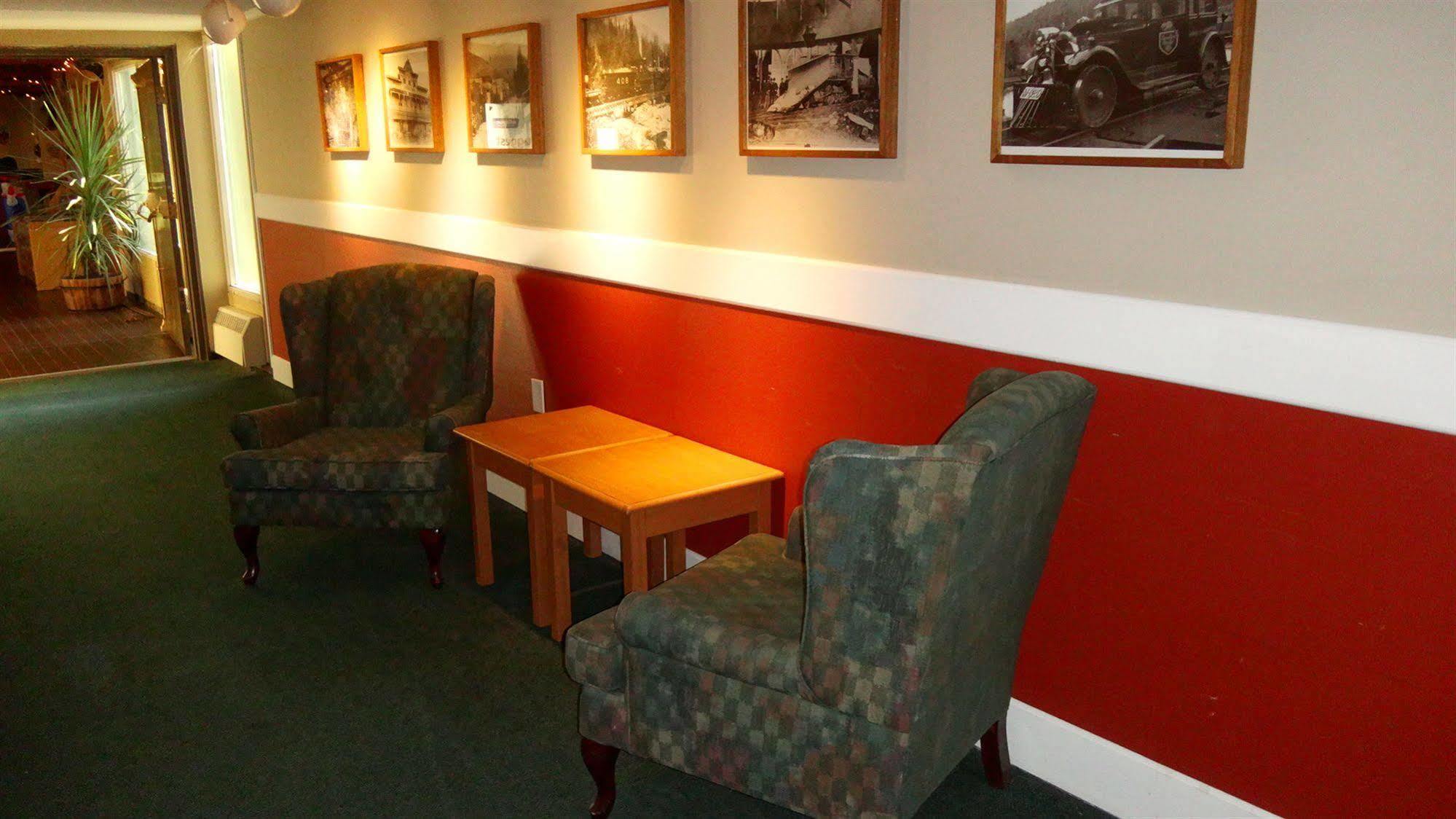 Grizz Hotel Revelstoke Esterno foto
