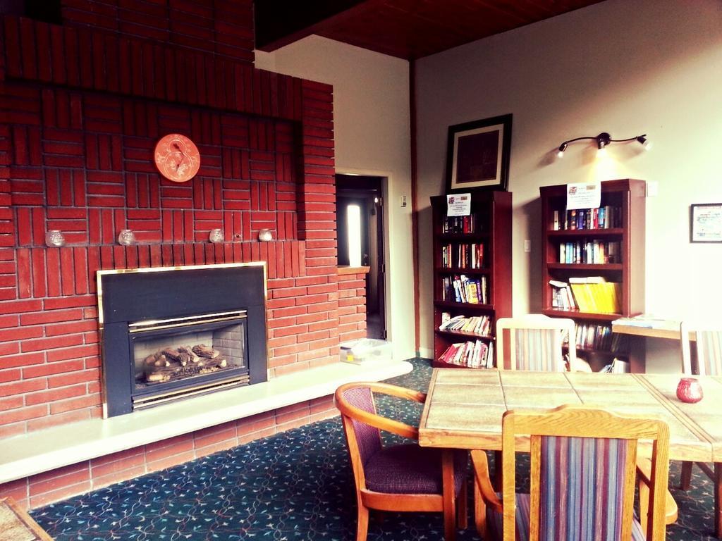 Grizz Hotel Revelstoke Esterno foto