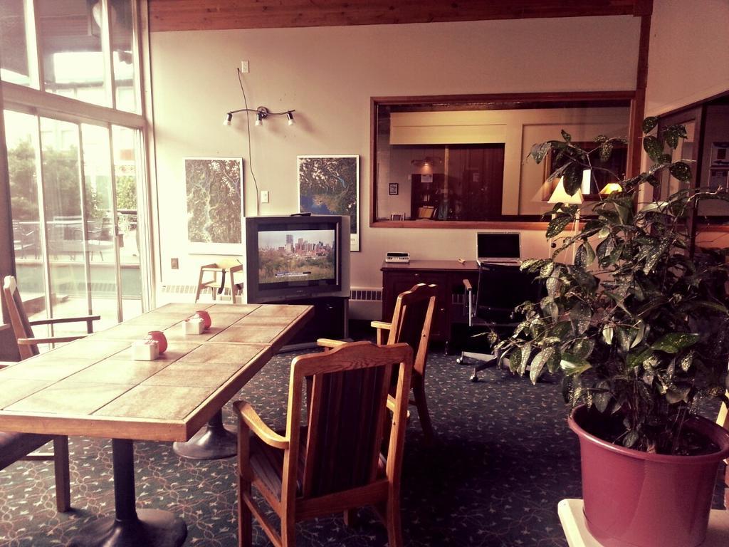 Grizz Hotel Revelstoke Esterno foto