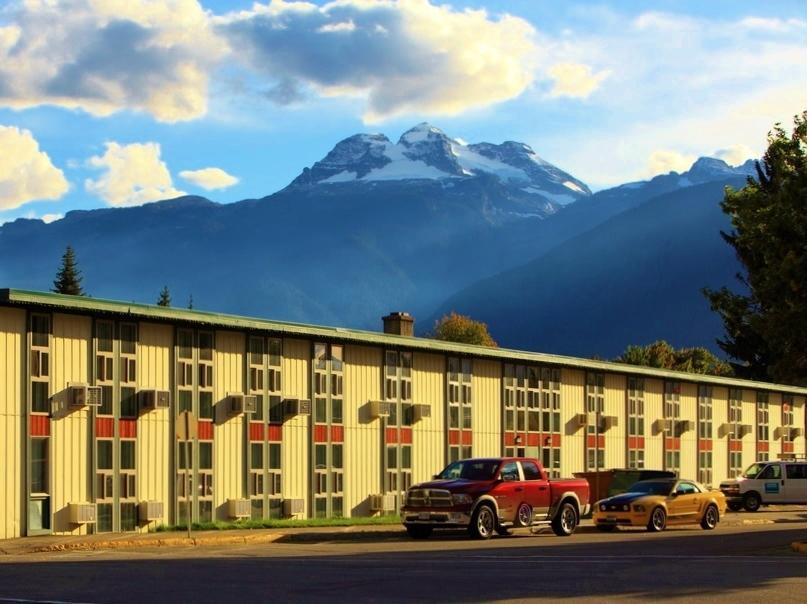 Grizz Hotel Revelstoke Esterno foto