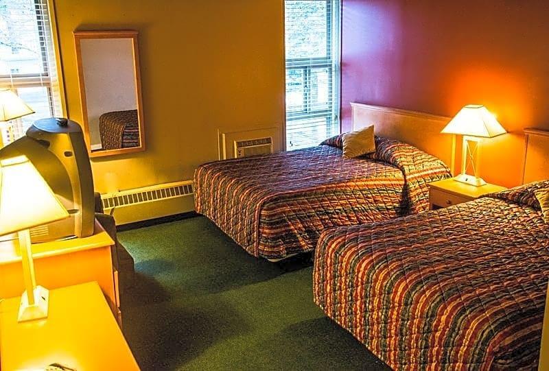 Grizz Hotel Revelstoke Esterno foto