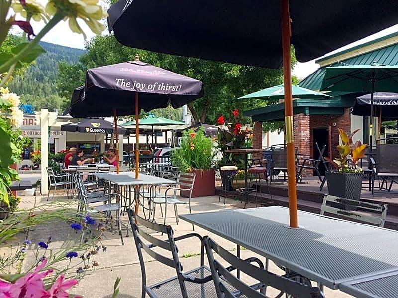 Grizz Hotel Revelstoke Esterno foto