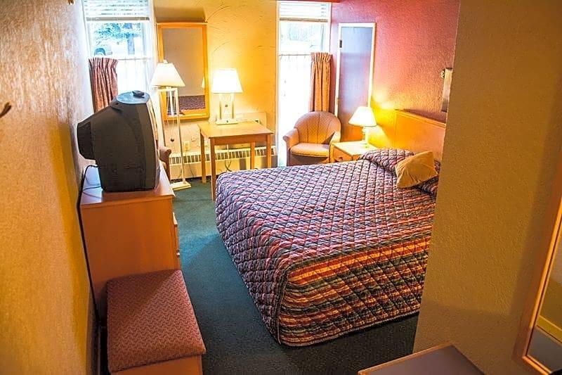 Grizz Hotel Revelstoke Esterno foto