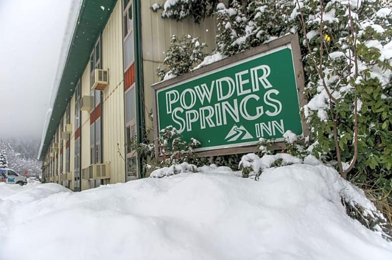 Grizz Hotel Revelstoke Esterno foto