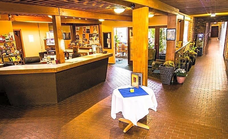 Grizz Hotel Revelstoke Esterno foto