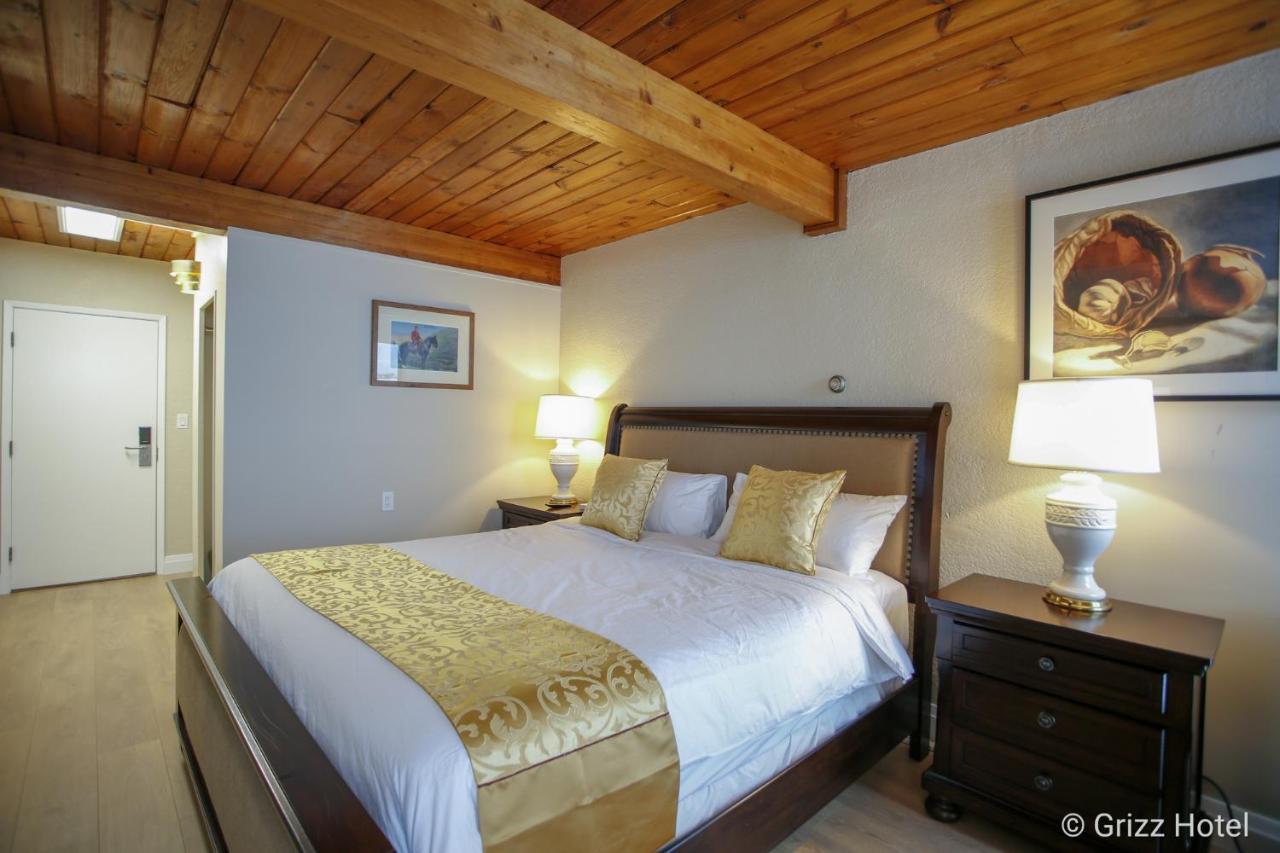 Grizz Hotel Revelstoke Esterno foto