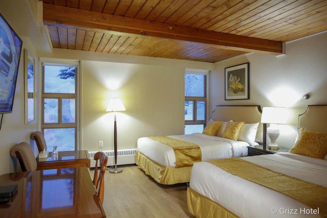Grizz Hotel Revelstoke Esterno foto