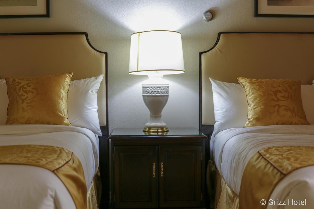 Grizz Hotel Revelstoke Esterno foto