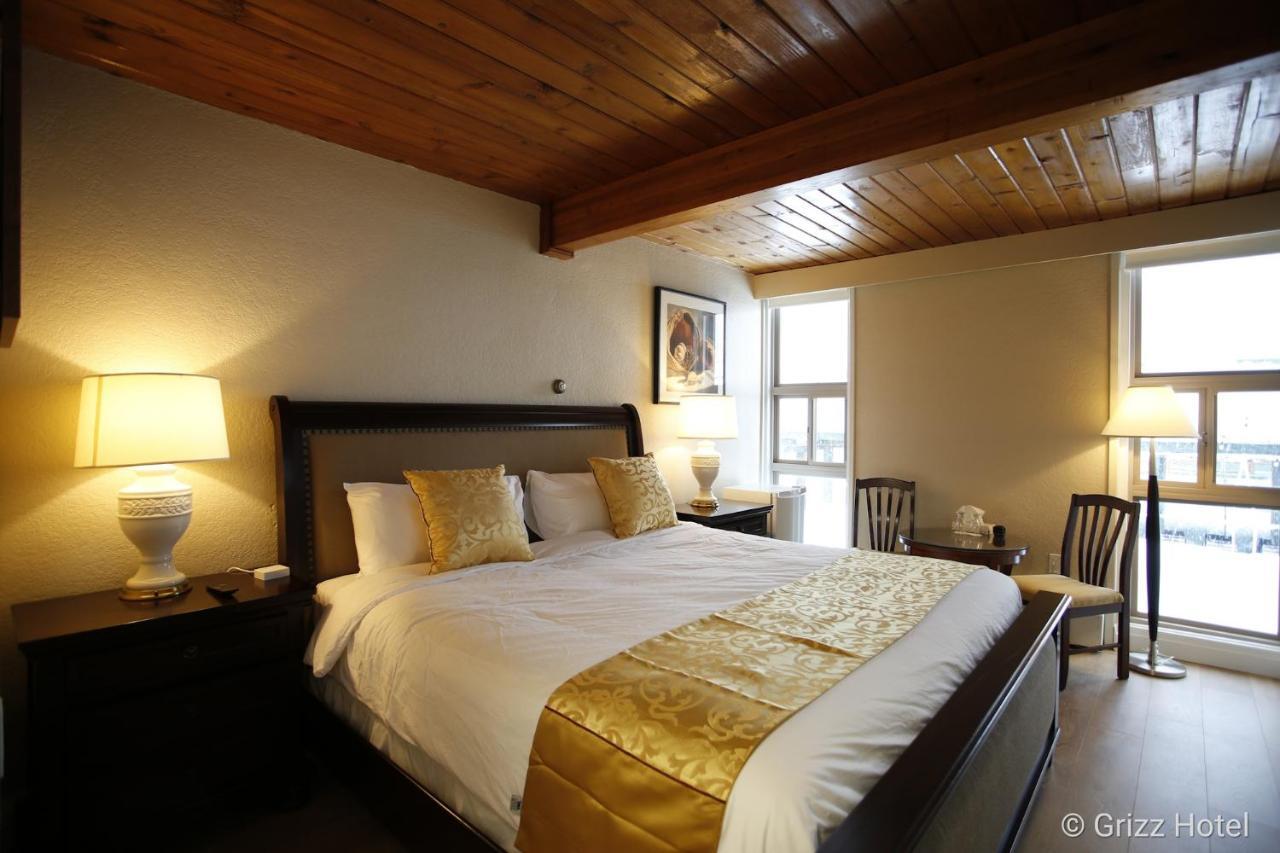 Grizz Hotel Revelstoke Esterno foto