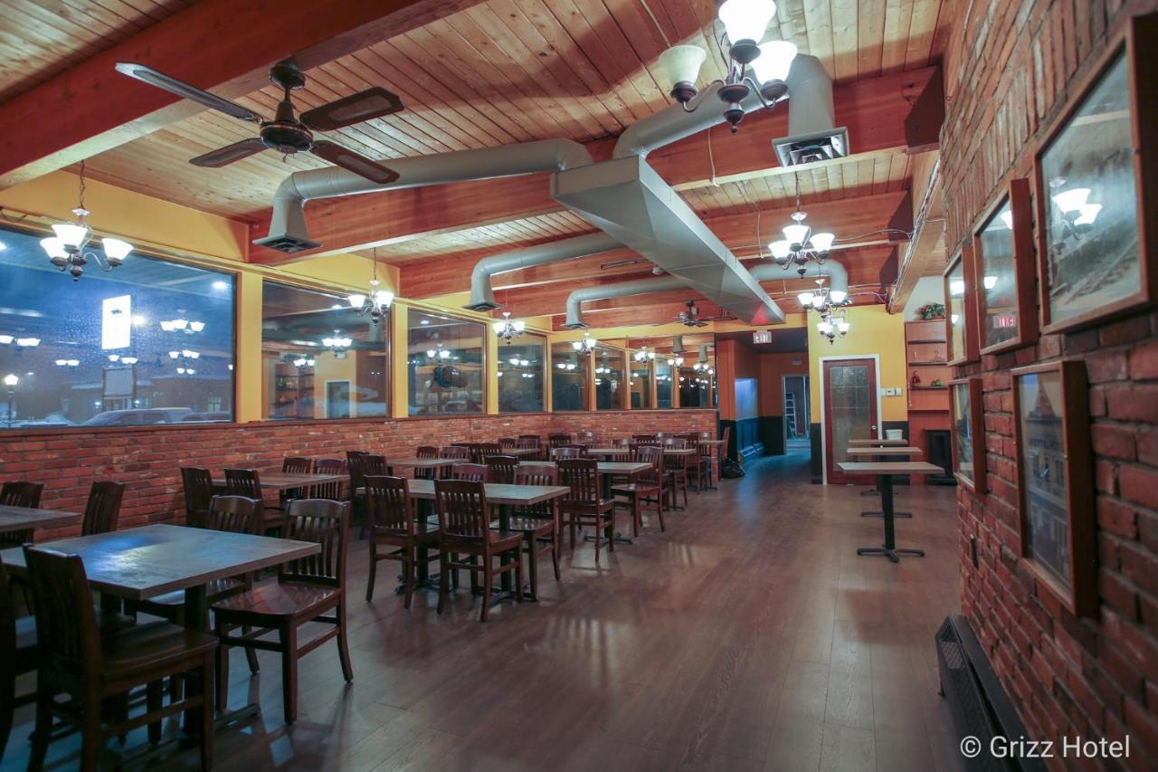 Grizz Hotel Revelstoke Esterno foto