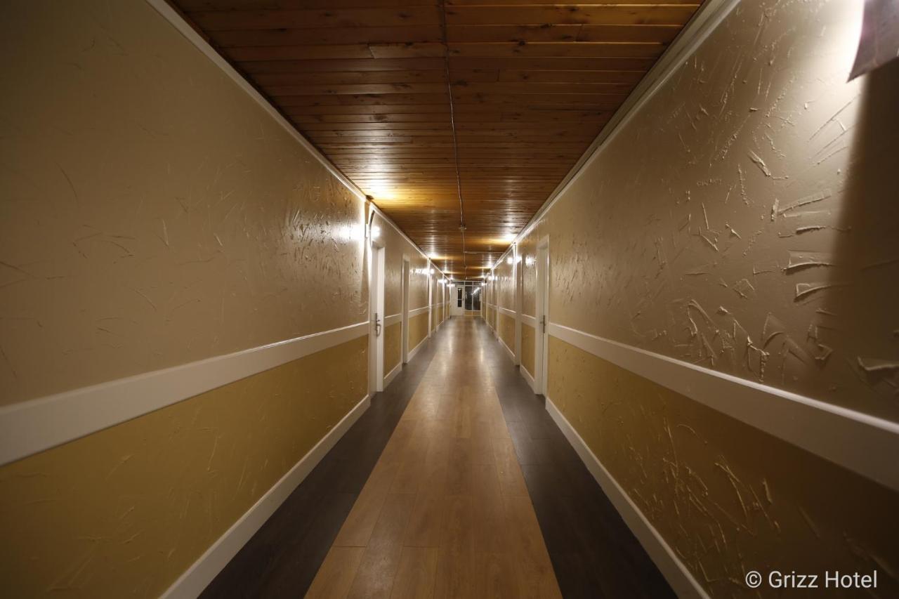 Grizz Hotel Revelstoke Esterno foto