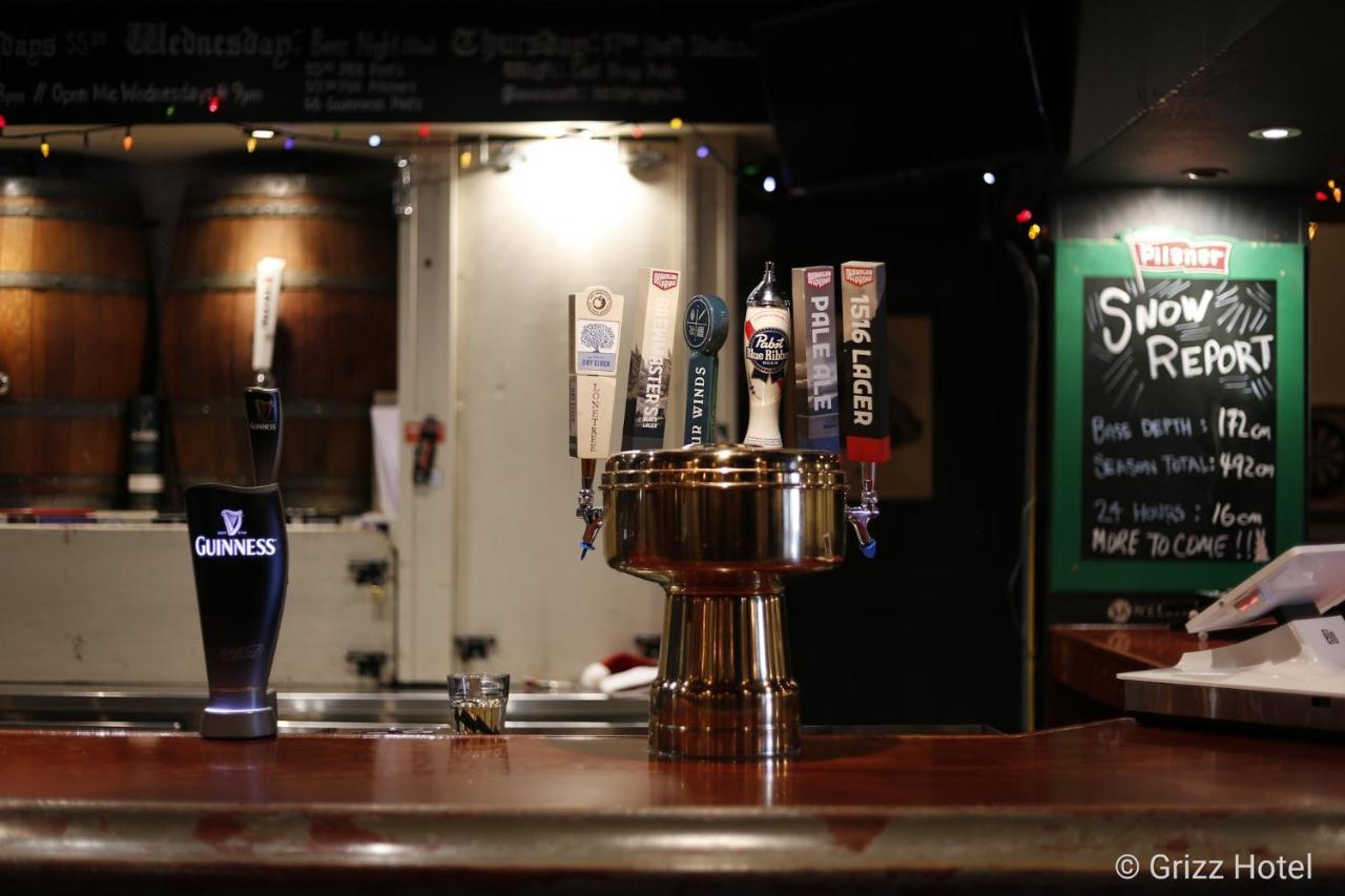 Grizz Hotel Revelstoke Esterno foto